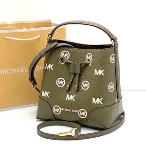 MICHAEL KORS
Mercer Small Logo Embossed Leather Bucket Bag
COLOR OLIVE